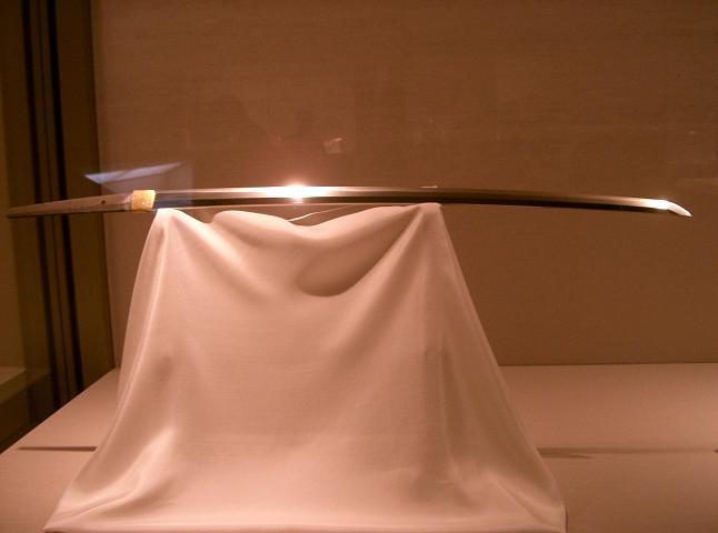 http://www.chiark.greenend.org.uk/~douglasr/japan/images/wed-s/katana.jpg http://www.chiark.greenend.org.uk/~douglasr/japan/images/wed-s/katana.jpg