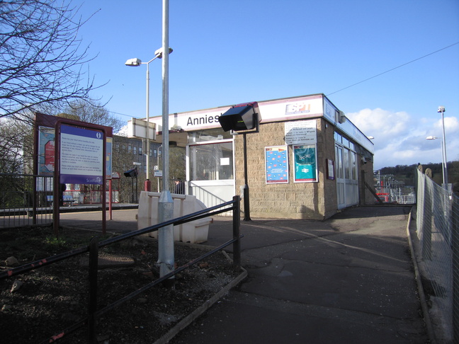 Anniesland platform 1 building