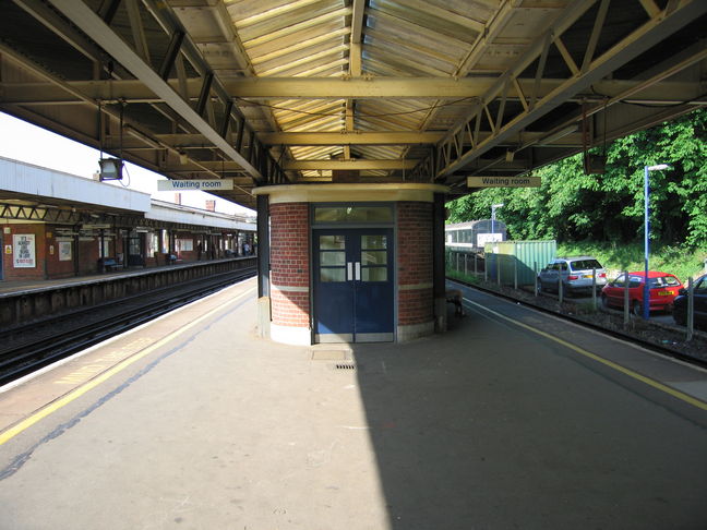Brockenhurst platforms 3 and 4
round building