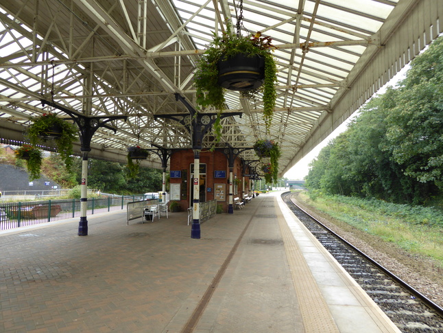 Poulton-le-Fylde platforms
looking east