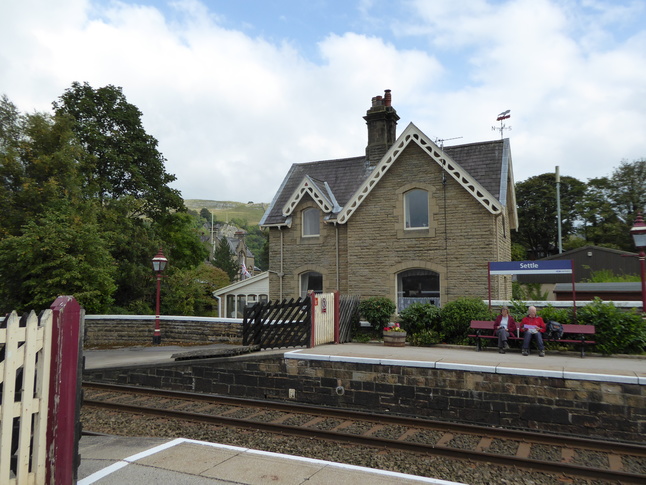 Settle cottage at northern end of
platform 1