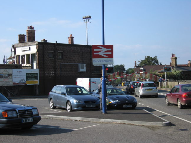 Brockenhurst signalbox and level
crossing