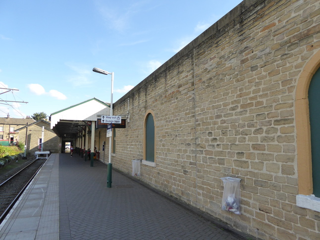 Glossop platform wall