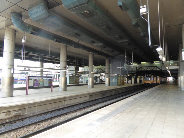 Manchester Victoria platforms 4 and 5 looking west
