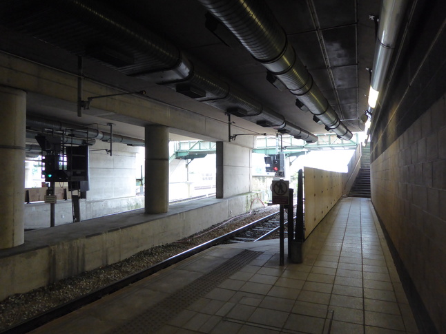 Manchester Victoria platform 6 western exit