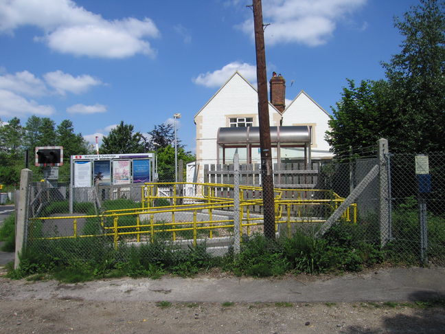 Mottisfont and
Dunbridge platform 2 entry