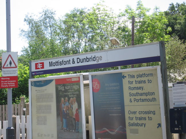 Mottisfont and
Dunbridge sign