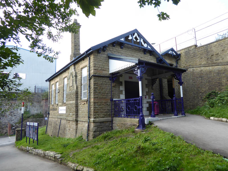 An attractive canopy welcomes us to the platform 1 building while to the side is the entrance to a subway which passes under the tracks.