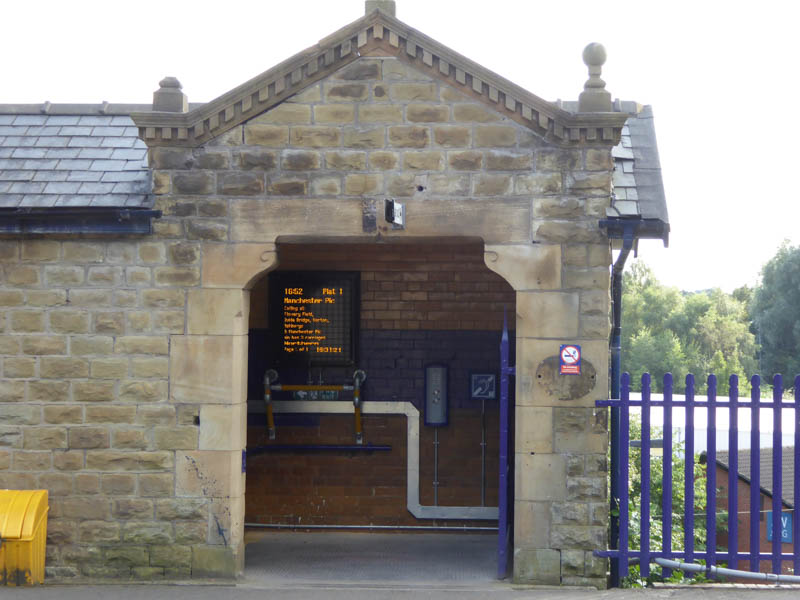 The exit/entry from platform 1 seen from platform 2 opposite.