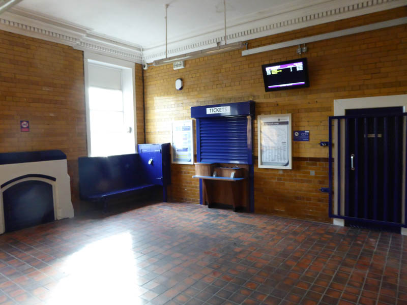 Although the main front entrance was closed, there's an entrance from the subway to this small concourse/waiting room area.