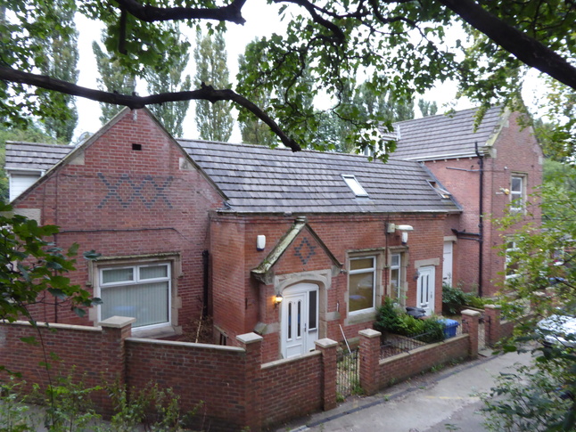 Woodley frontage, longer view
