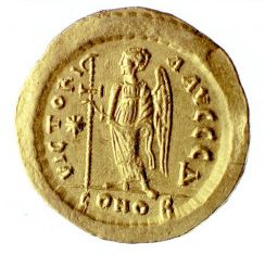 Reverse of a gold solidus of Emperor Justinian I in the Barber Institute of Fine Arts, Birmingham, B0131