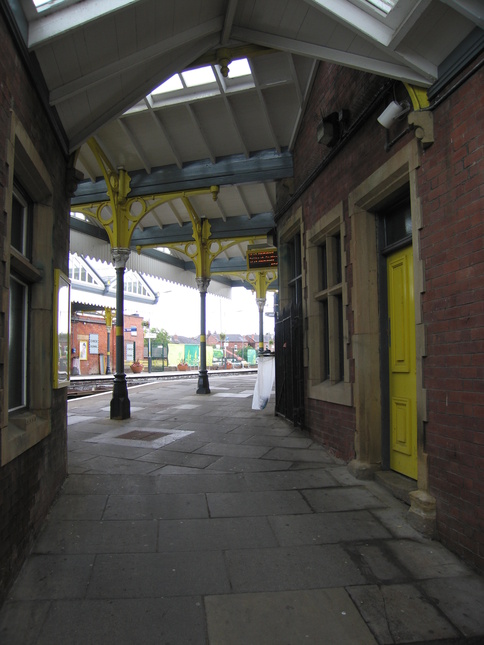 Birkdale entrance to platform 2
