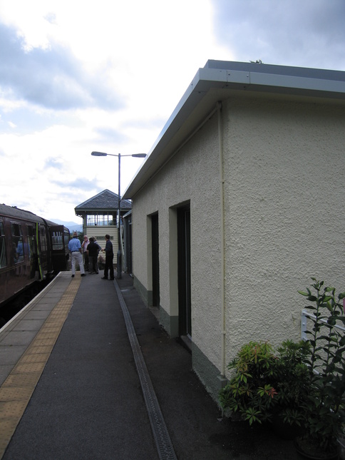 Glenfinnan platform 1 ugly
building