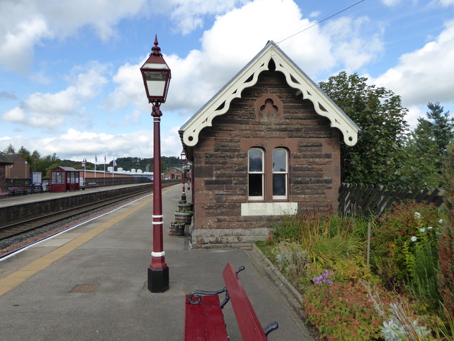 Lazonby and
						   Kirkoswald platform
						   2 shelter side