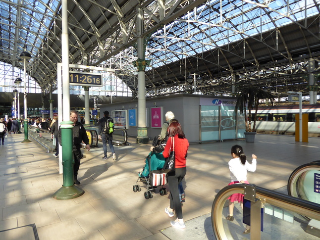 Manchester Piccadilly platform 11 looking west