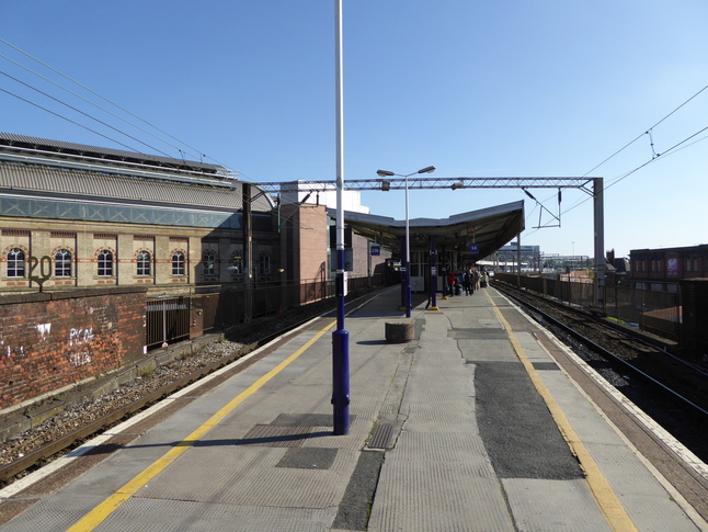 Manchester Piccadilly platforms 13 and 14 looking east
