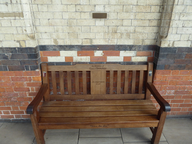 Manchester
Piccadilly platform 1 bench