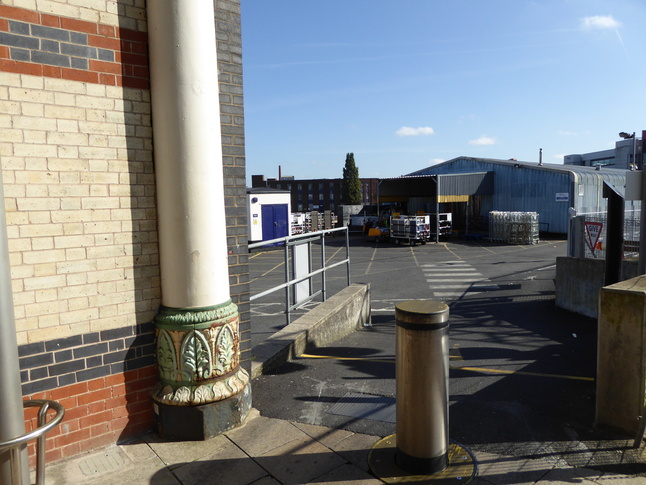 Manchester Piccadilly platform 1 eastern exit