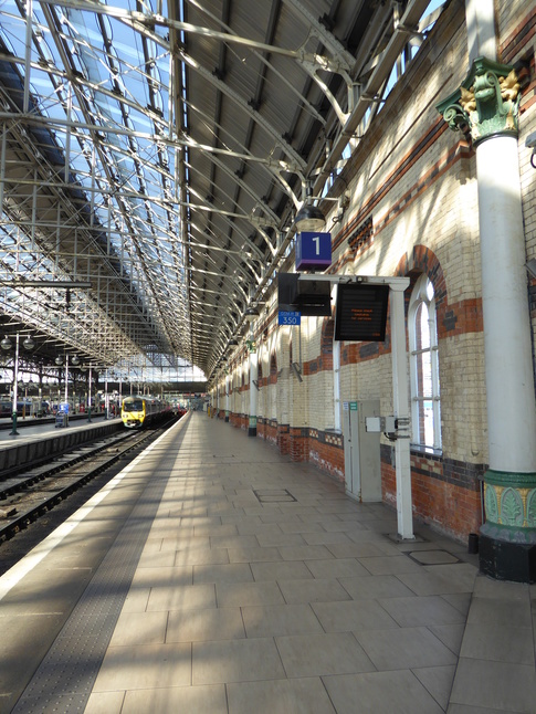 Manchester Piccadilly
platform 1 looking west