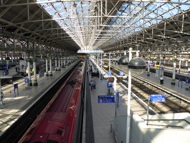 Manchester Piccadilly platforms 7 and 6 looking west