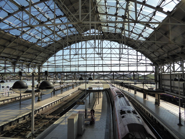 Manchester Piccadilly platforms 7 and 6 looking east