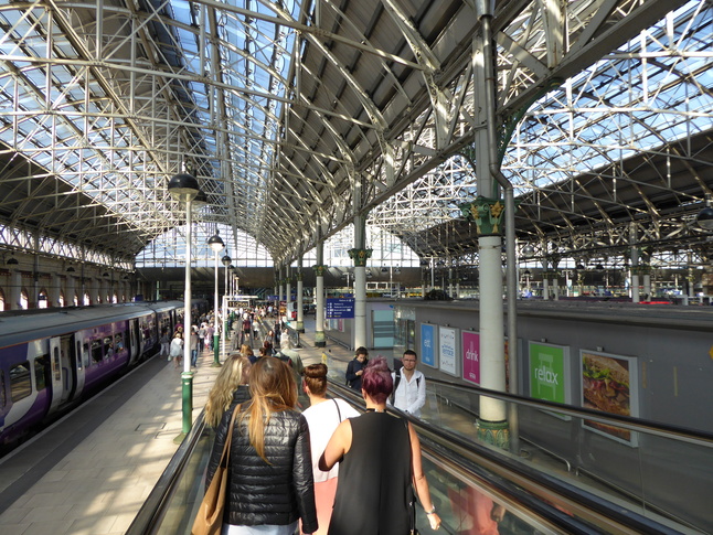 Manchester Piccadilly travelator looking west