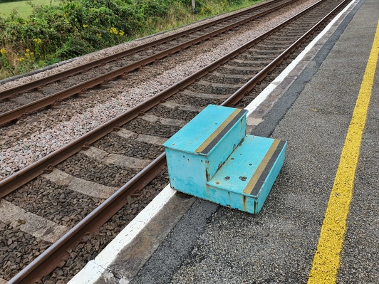 Ty Croes platform 1 steps