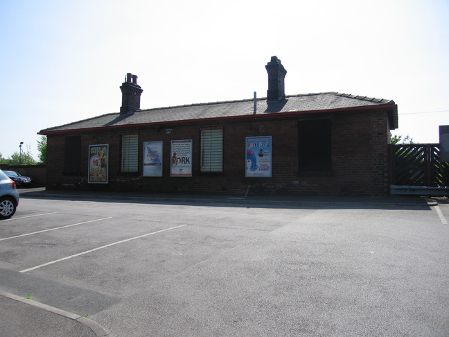 Castleford platform 1
building front