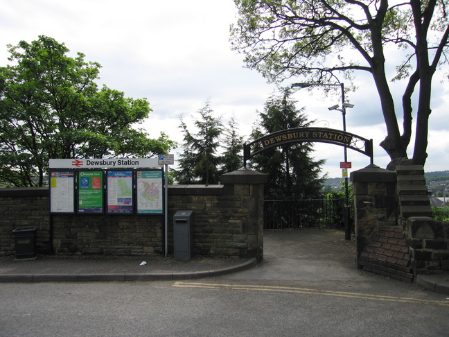 Dewsbury platform 1 entrance