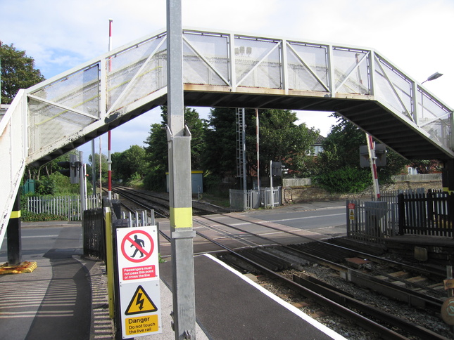Hall Road footbridge and level
crossing