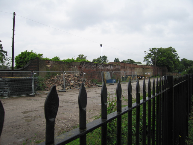 Huyton platform 2 disused building