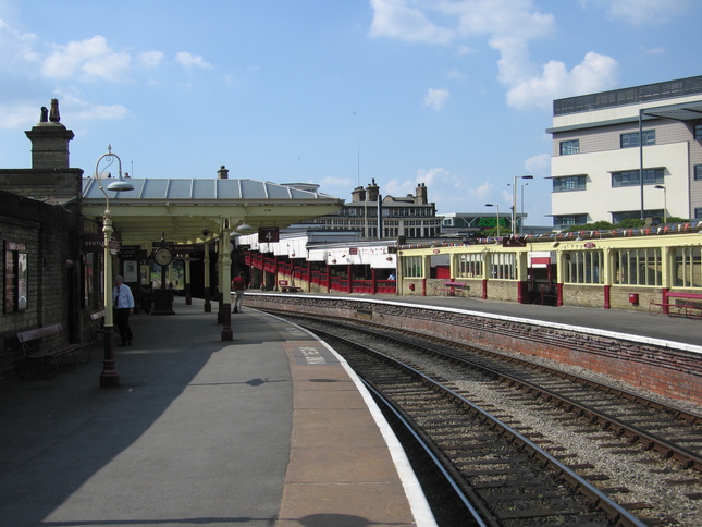 Keighley platforms 4 and 3 looking
west