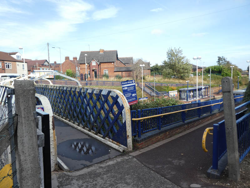 The entrance to both platform 2 to the right, and the footbridge leading to platform 1 on the other side