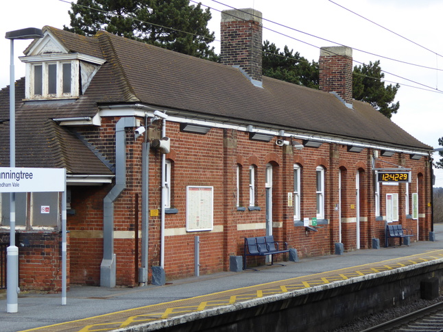 Manningtree platform 3 building