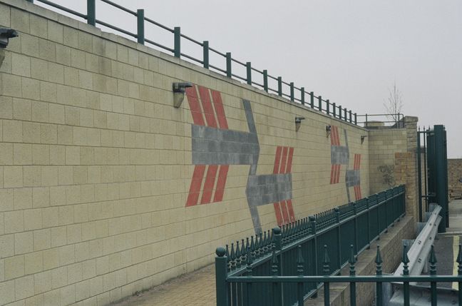 Mansfield brick arrows
