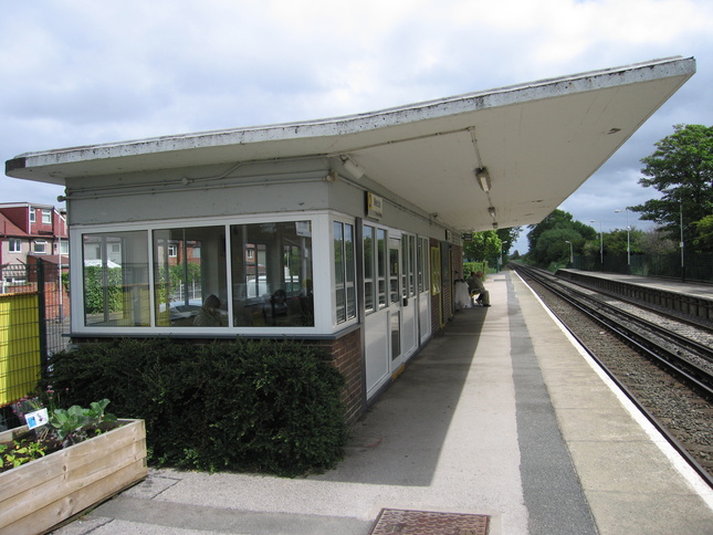 Meols platform 1 building
