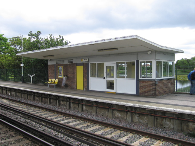 Meols platform 2 building