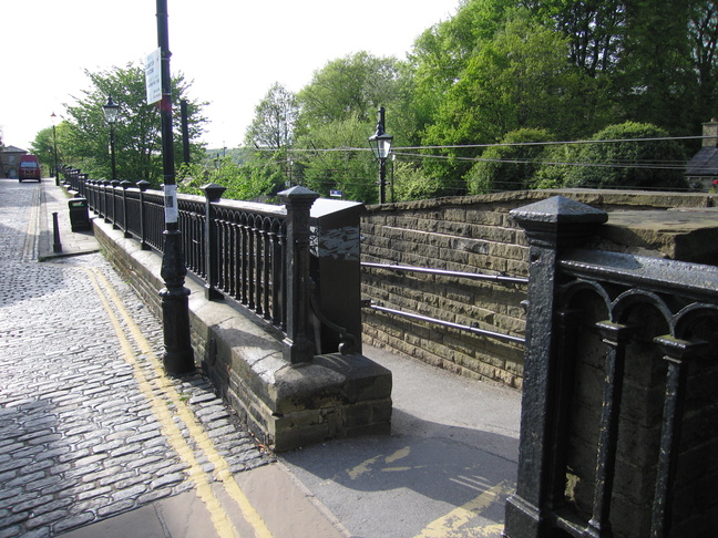 Saltaire platform 2 entrance