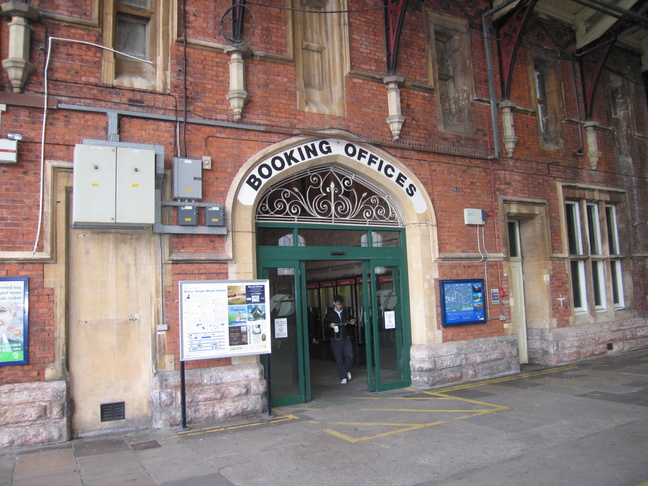 Bristol Temple Meads
archway from old station to new