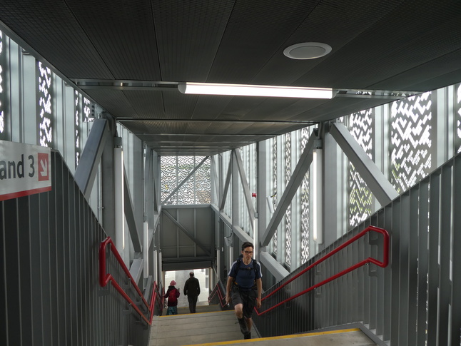 Cambridge North platforms 2 and 3 steps