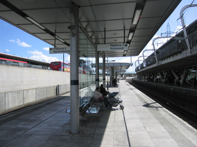 Canning Town platforms 1 and 2
looking east
