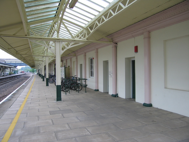 Chippenham disused
platform under canopy