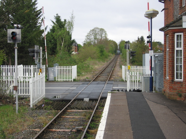 Cookham level crossing looking north