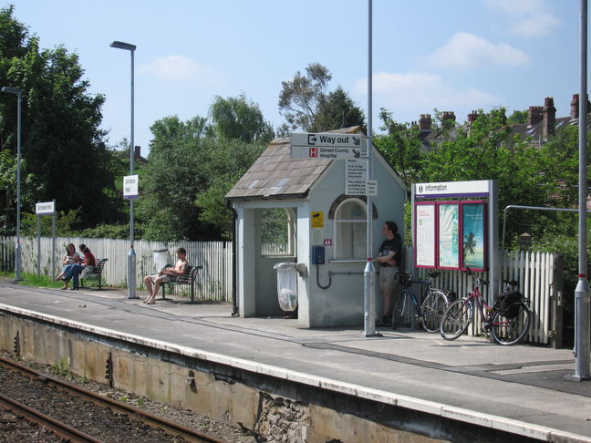 Dorchester West platform 1
shelter