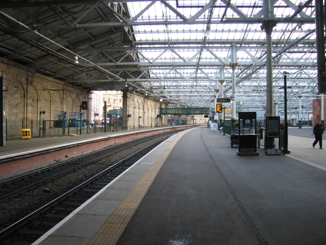 Edinburgh Waverley platforms
1 and 2 looking east