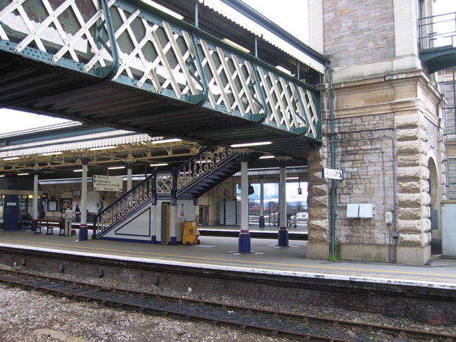 Exeter St Davids platforms 3
and 4 steps