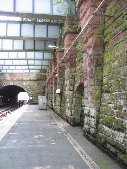 Green Lane platform 1 wall