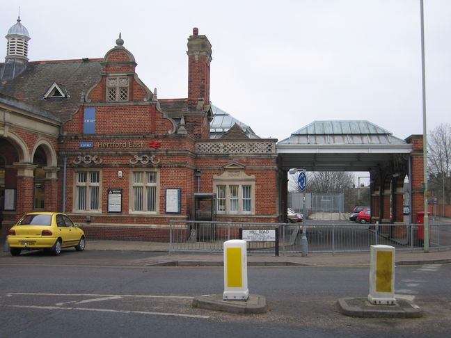 Hertford East side porte
cochère