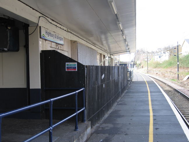 Highbury and
Islington side platform